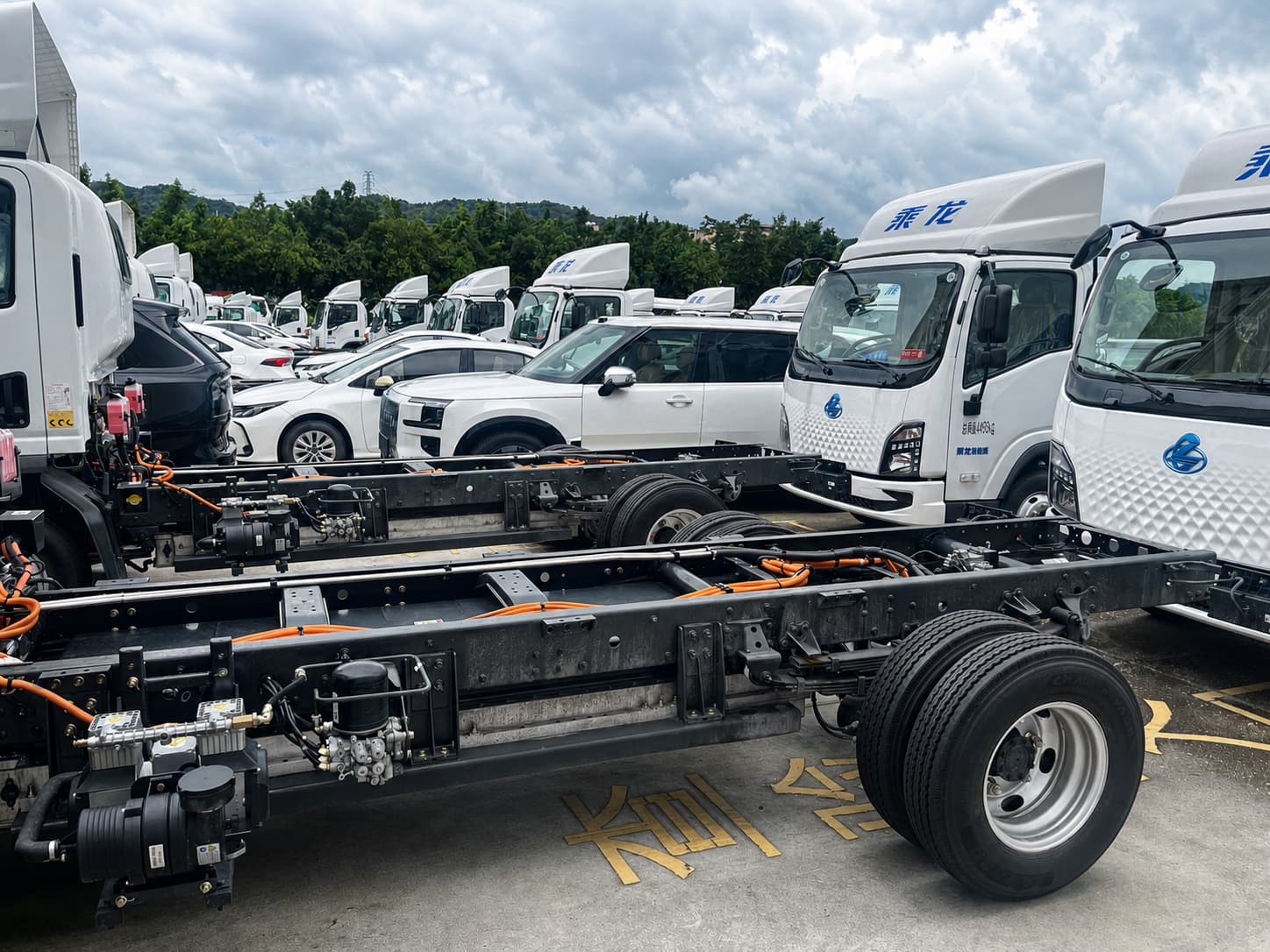 Commercial vehicle chassis in a vehicle facility